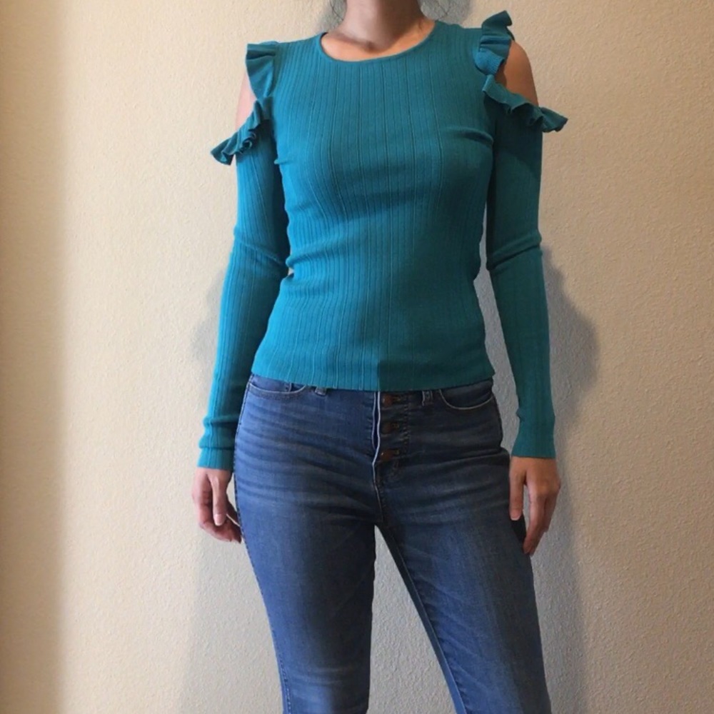 NEW Gianni Bini Long Sleeve Top w/ Cut Out Detail